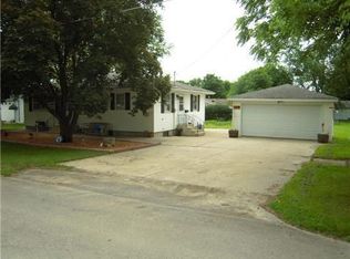 804 E 11th St, Vinton, IA