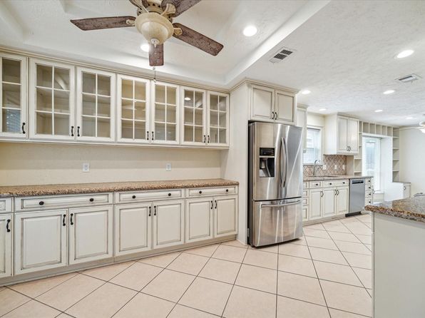11918 Meadowdale Dr, Meadows Place, TX 77477