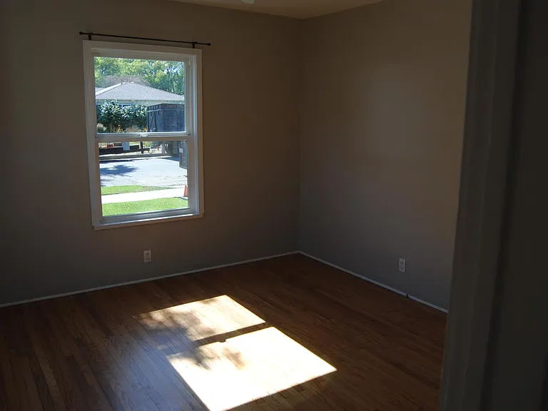 748 N Doan Dr — Photo 10