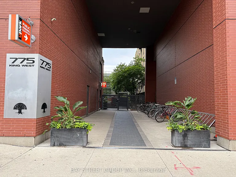 775 King St W #418 — Photo 17
