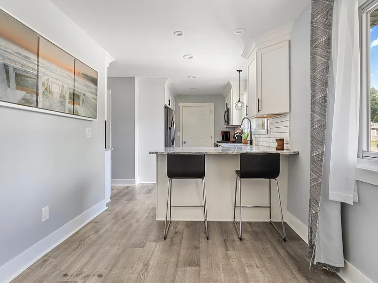 5458 Military Ave — Photo 9