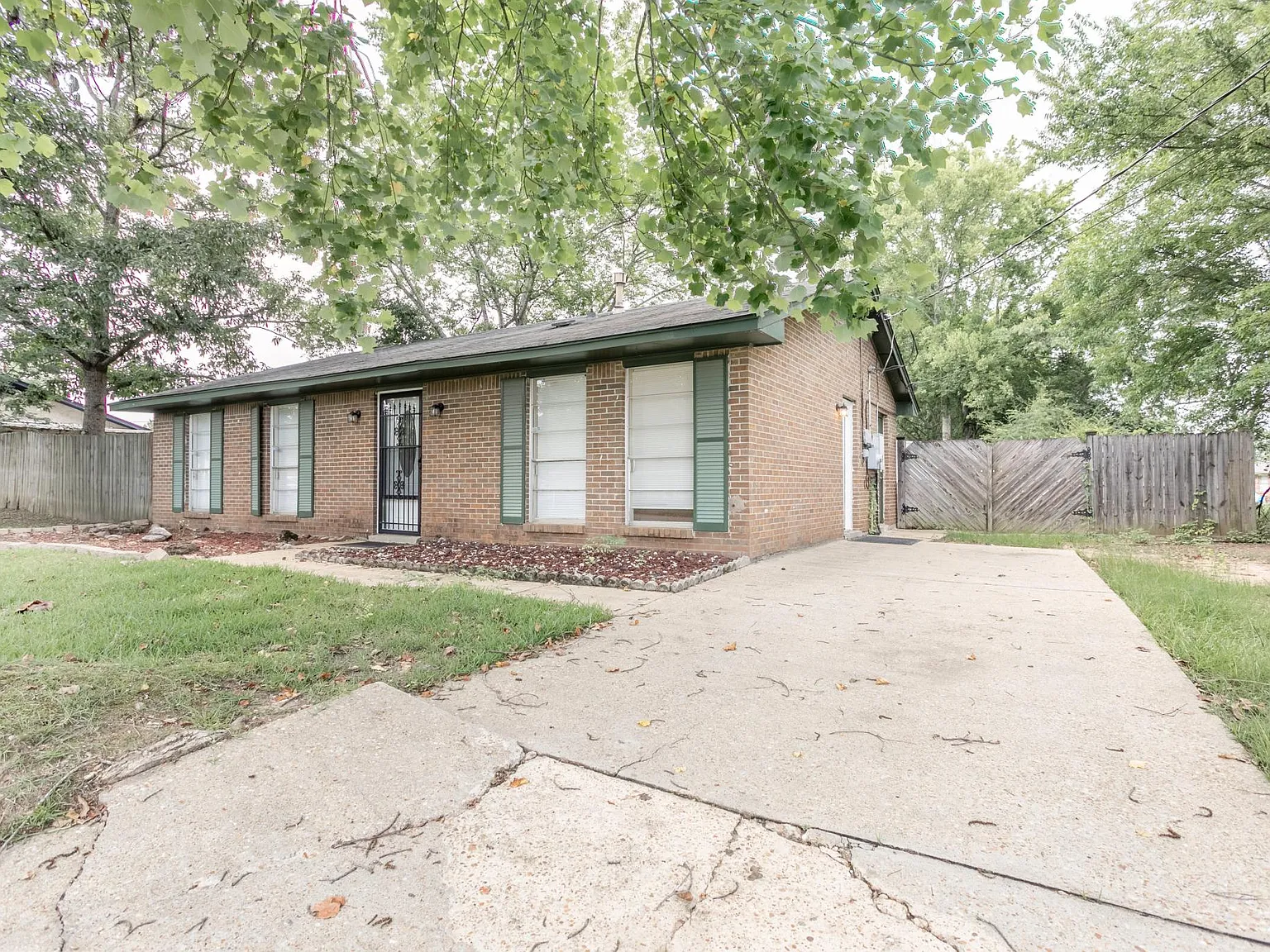 3 bed, 1044 sqft, $1,200 — Photo 2