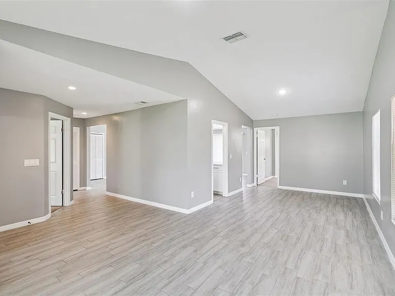 1431 Sackett Cir — Photo 3