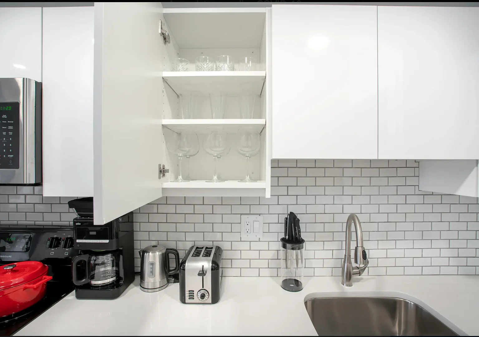 No Brokers Fee, No Security Deposit, Heat, Hot Water Included, Laundry on a Site, Pets Friendly — Photo 3