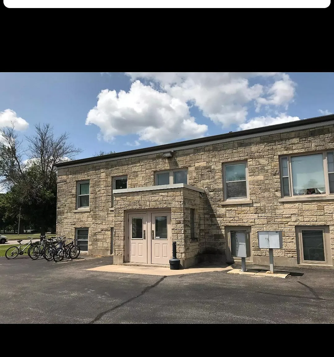 256 E Sarnia St — Photo 2