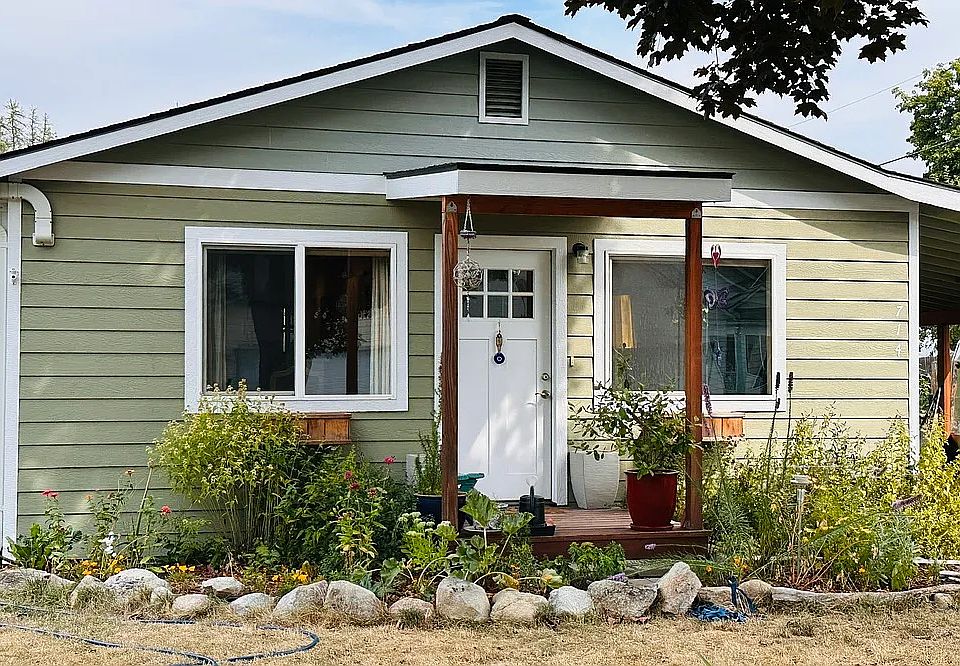 Minutes to everything in this Cute Downtown Cottage