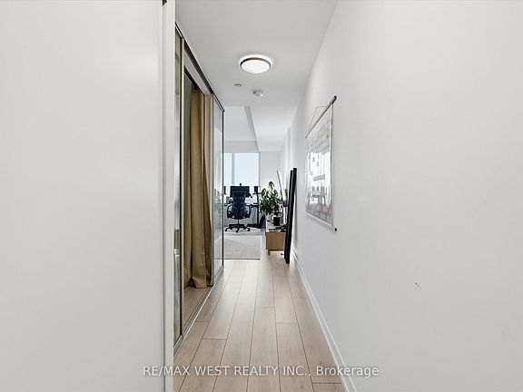 3rd image of 270 Dufferin St #819