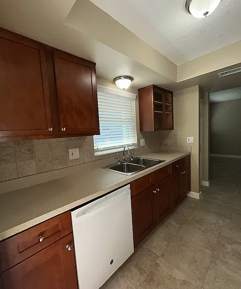 Loads of storage in the kitchen plus a closet pantry.