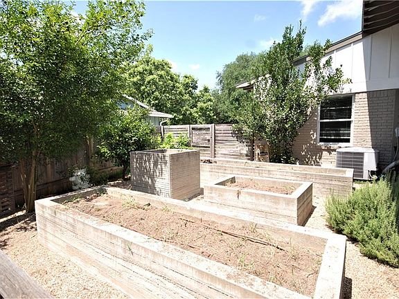 2nd image of 2609 Oakhaven Dr
