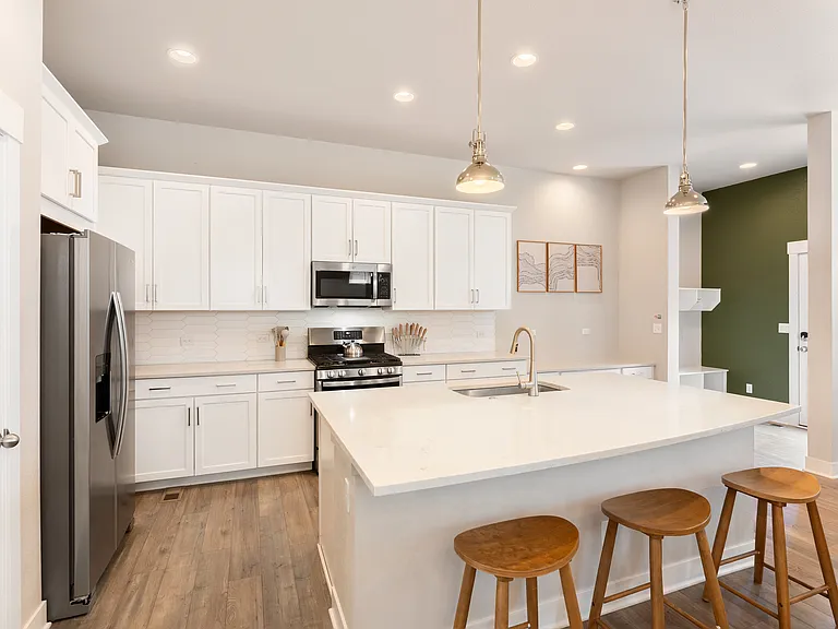 Bright modern house with stylish living room and fully equipped kitchen with island and bar stools. Spacious rooms, perfect for long stays with family or friends. Book your vacation home now!