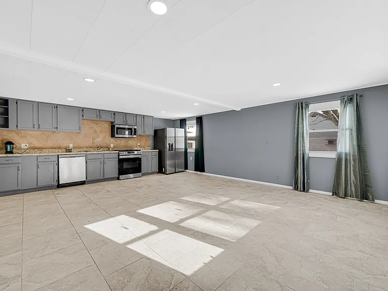 2322 W Loves Ln — Photo 4