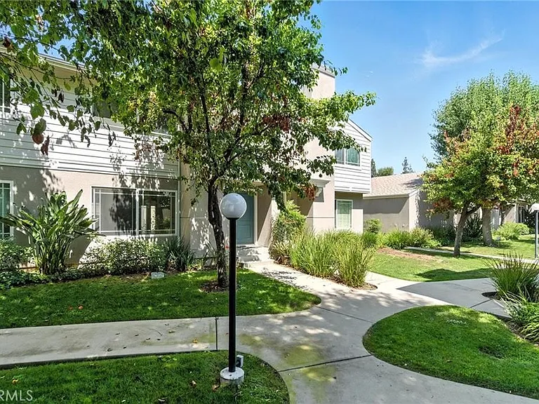10221 White Oak Ave #1 — Photo 25