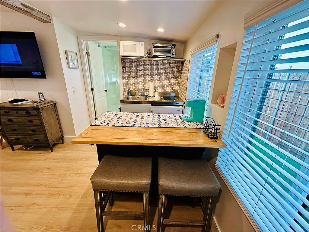 Studio, 400 sqft, $2,600 — Photo 4
