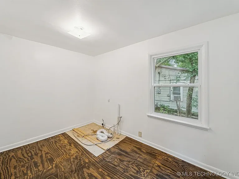 1123 W Spring St — Photo 7