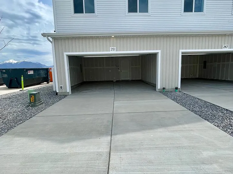 251 N Riverside Dr — Photo 13