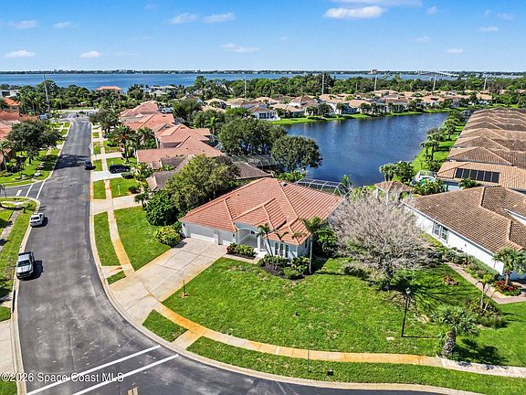 3rd image of 572 Oceanside Blvd