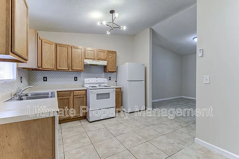 3 bed, 2.0 bath, 1140 sqft, $1,250 — Photo 3