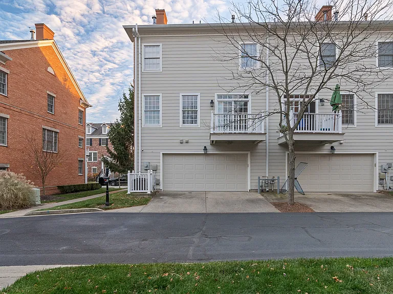 2068 Broughton St — Photo 47