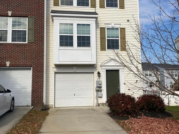 29 Council Ct, Falling Waters, WV 25419