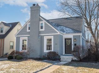 5931 N Santa Monica Blvd, Whitefish Bay, WI 53217