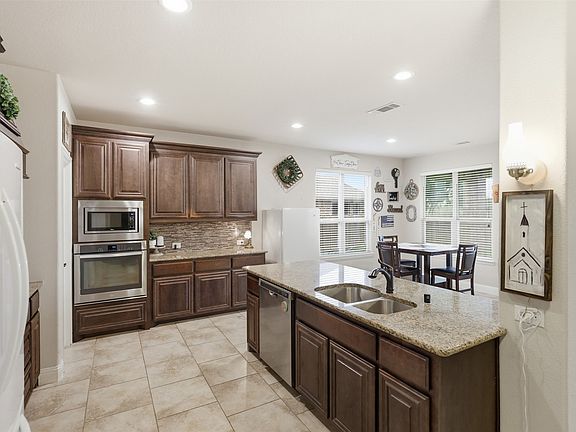 3rd image of 1385 Litchfield Ln