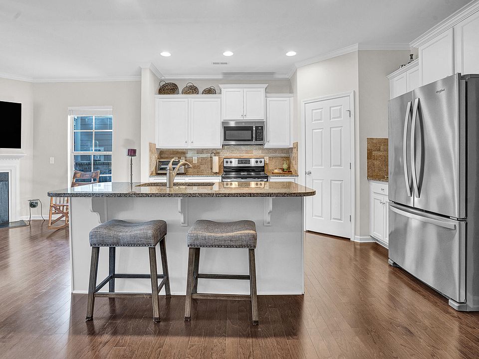 1st image of 450 Retreat Ln