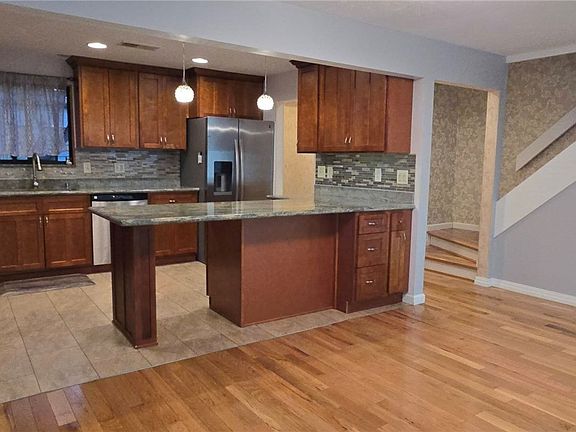 3rd image of 7381 Pine Ridge Ct