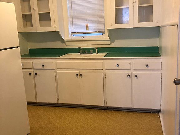 5th image of 611 SW 32nd St