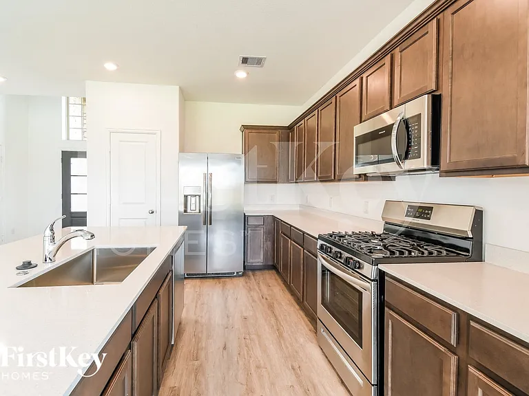 707 Willow Harbor Ln — Photo 5