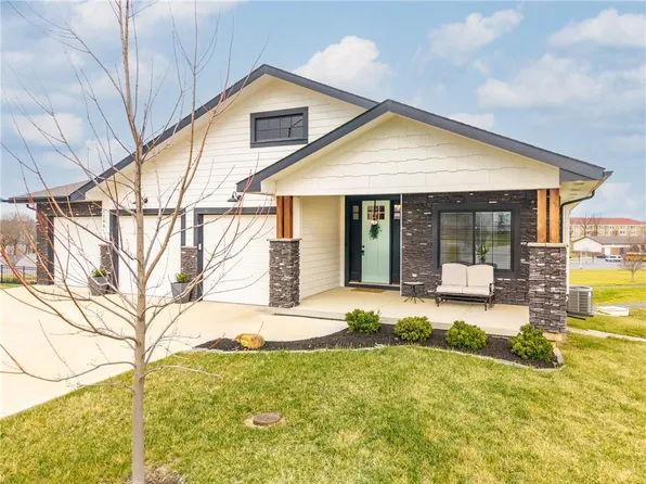 1100 NE Goshen Ct, Lees Summit, MO 64064