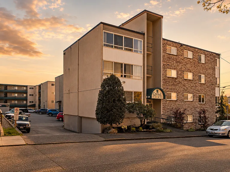 Russell/Central Park in the Heart of Ballard — Photo 34