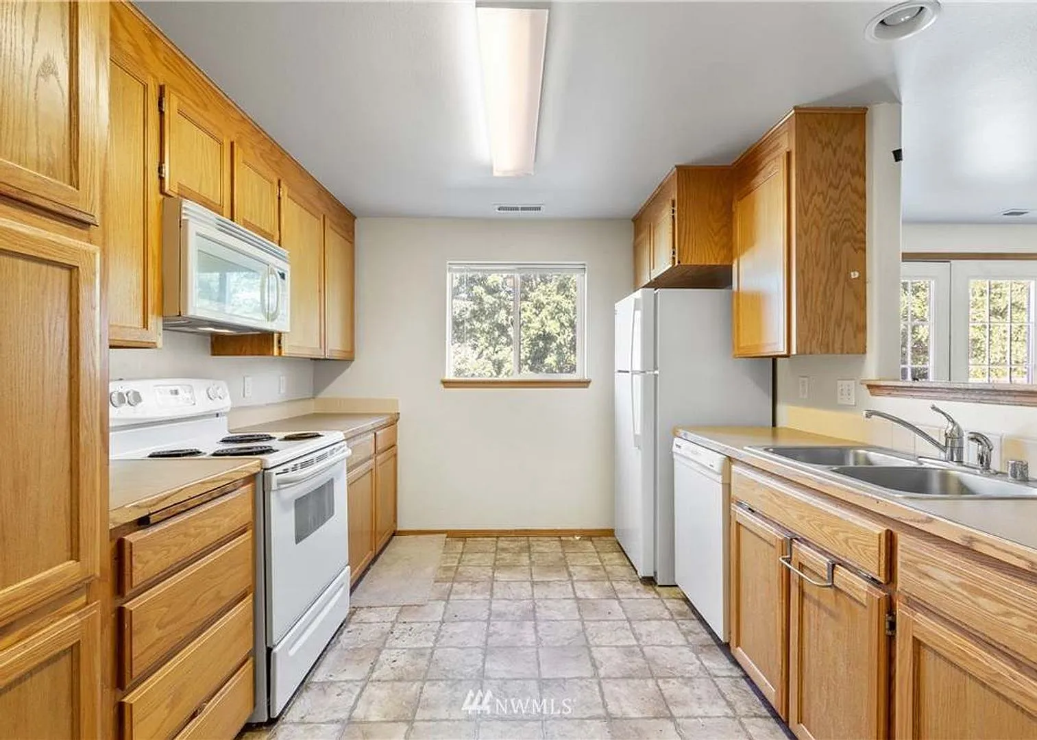 Spacious 4 Bedroom Home with Attached Garage — Photo 4