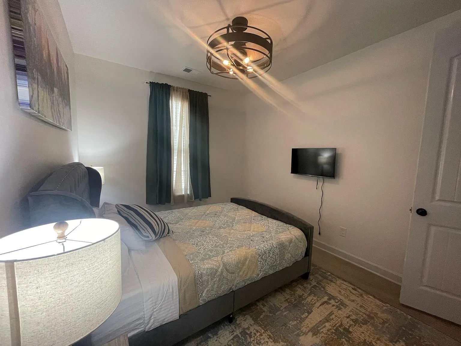 5 bed, 2400 sqft, $7,999 — Photo 3