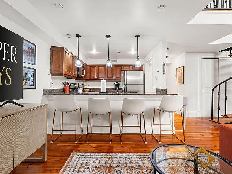 377 King St #206 — Photo 10