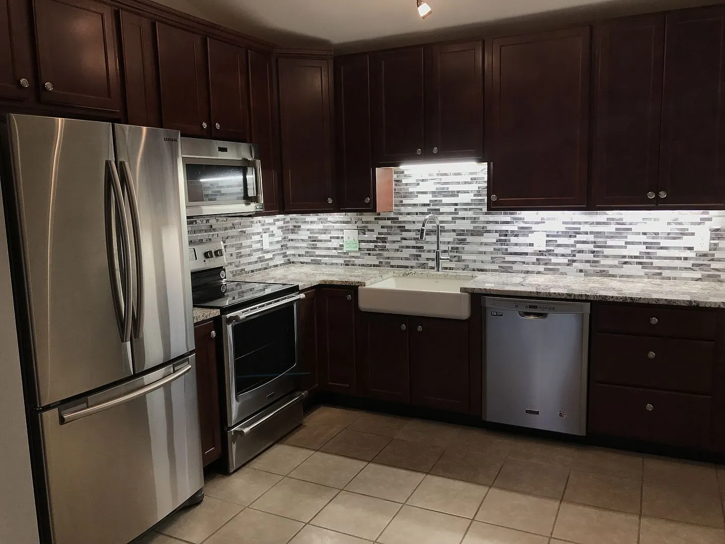 Gorgeous Renovated Condo in Creve Coeur Crossing — Photo 2