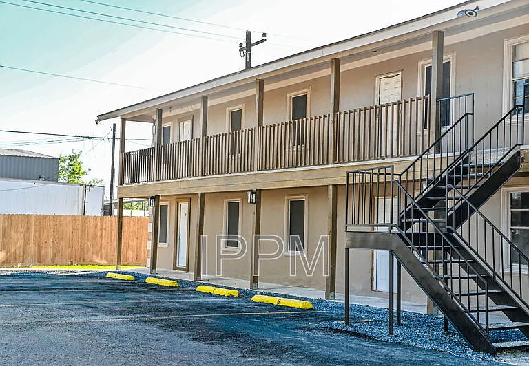 1141 W Acacia Ave #8 — Photo 3