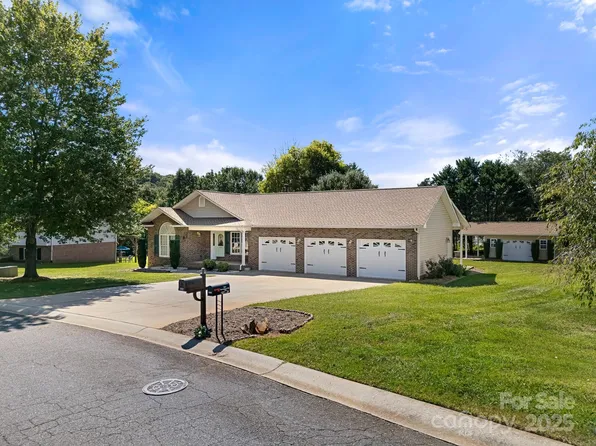 1502 Farmington Hills Dr, Conover, NC 28613