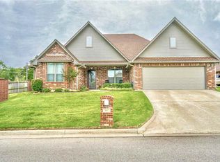 801 Woodridge Cir, Longview, TX 75601