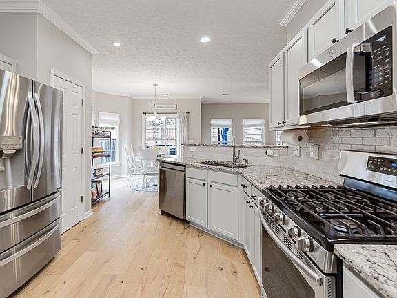 5th image of 704 Amhearst Ct