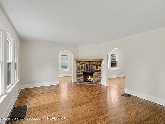 2nd image of 821 N Verlinden Ave