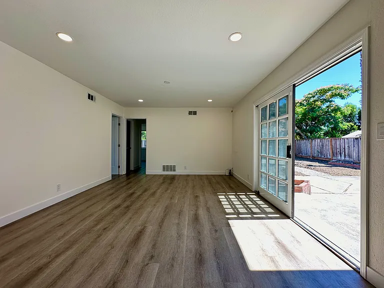 1544 San Joaquin Ave — Photo 9