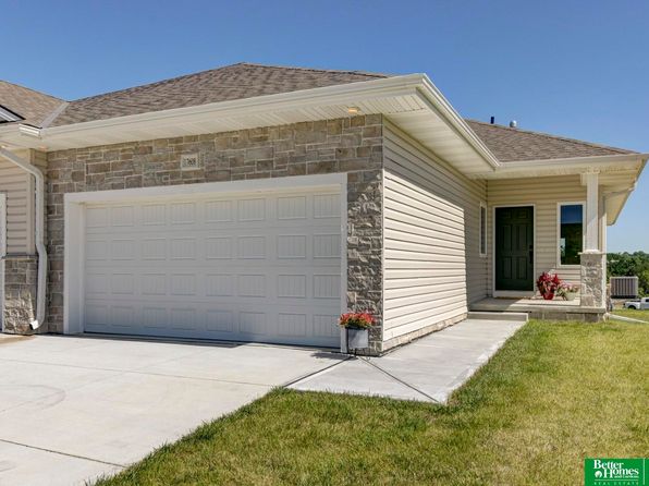 17676 Greenleaf St, Omaha, NE 68136