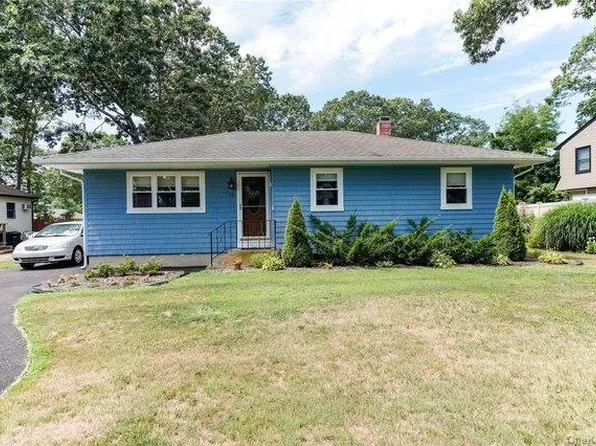 35 Auborn Ave, Shirley, NY 11967