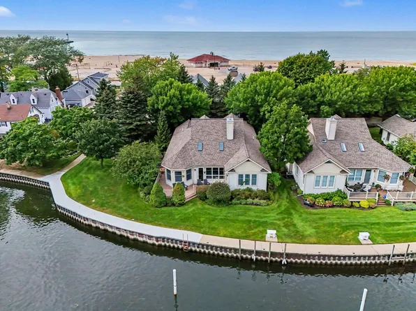 1 Harbor Point Ln, Manistee, MI 49660