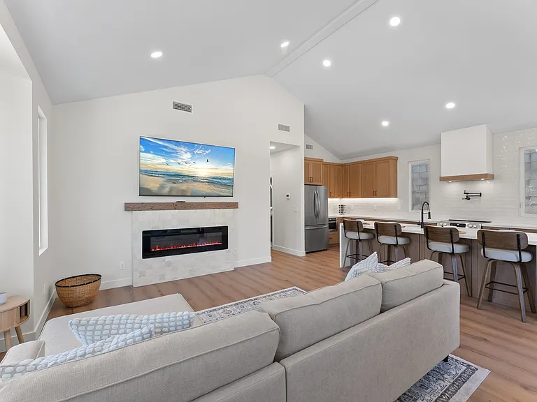 1075 Garfield Ave — Photo 8