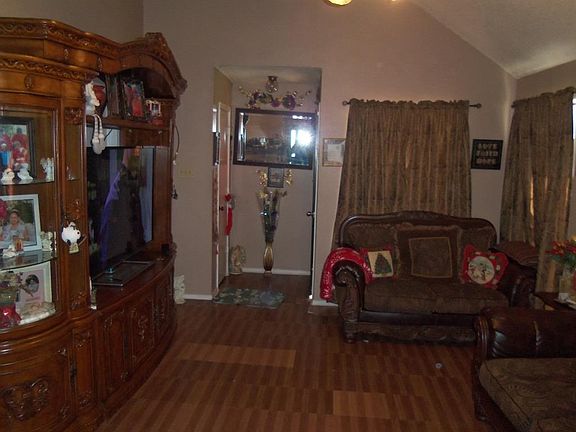 4th image of 10611 Hamlin Dr