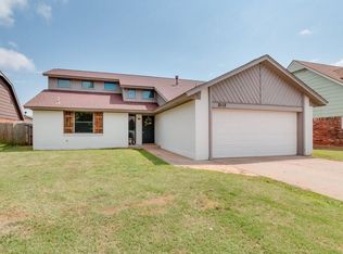 2112 NE 9th St, Moore, OK 73160