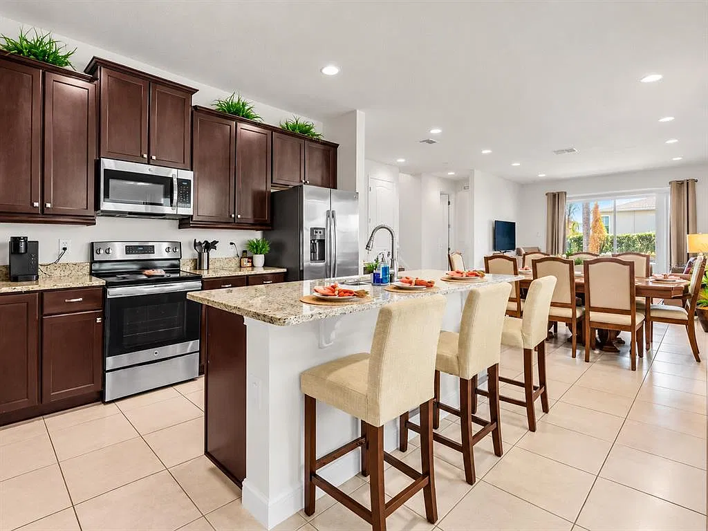 8 bed, 7.0 bath, 3412 sqft, $4,700 — Photo 3