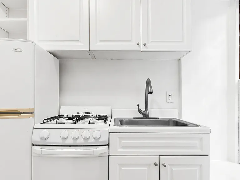 56 Perry St #GC — Photo 3
