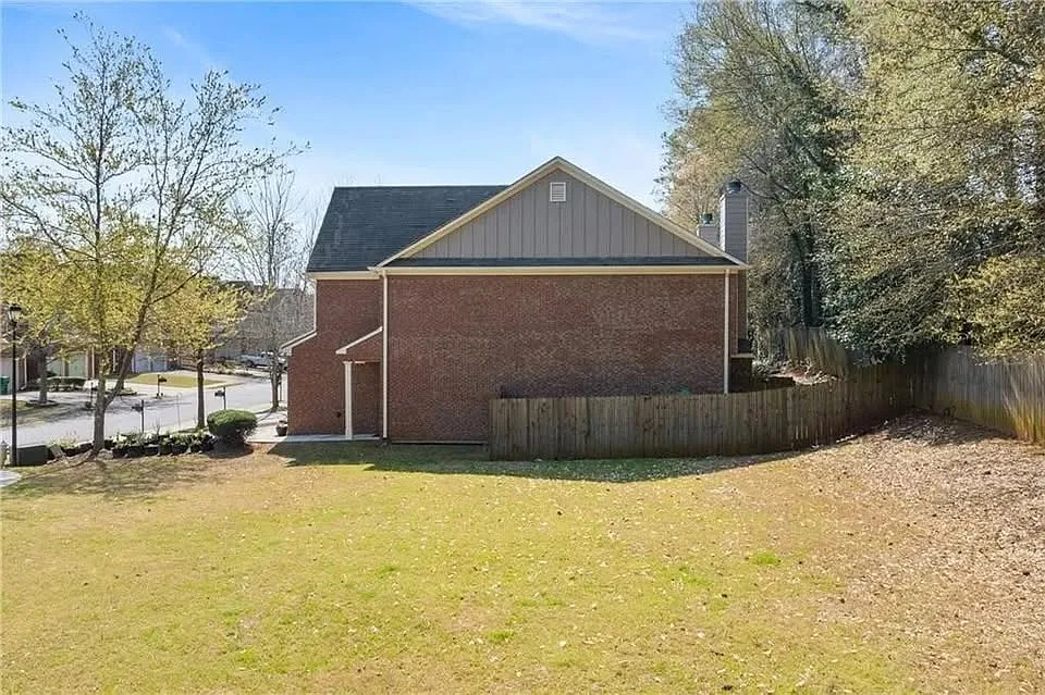 3 bed, 2.5 bath, 1980 sqft, $1,000 — Photo 4